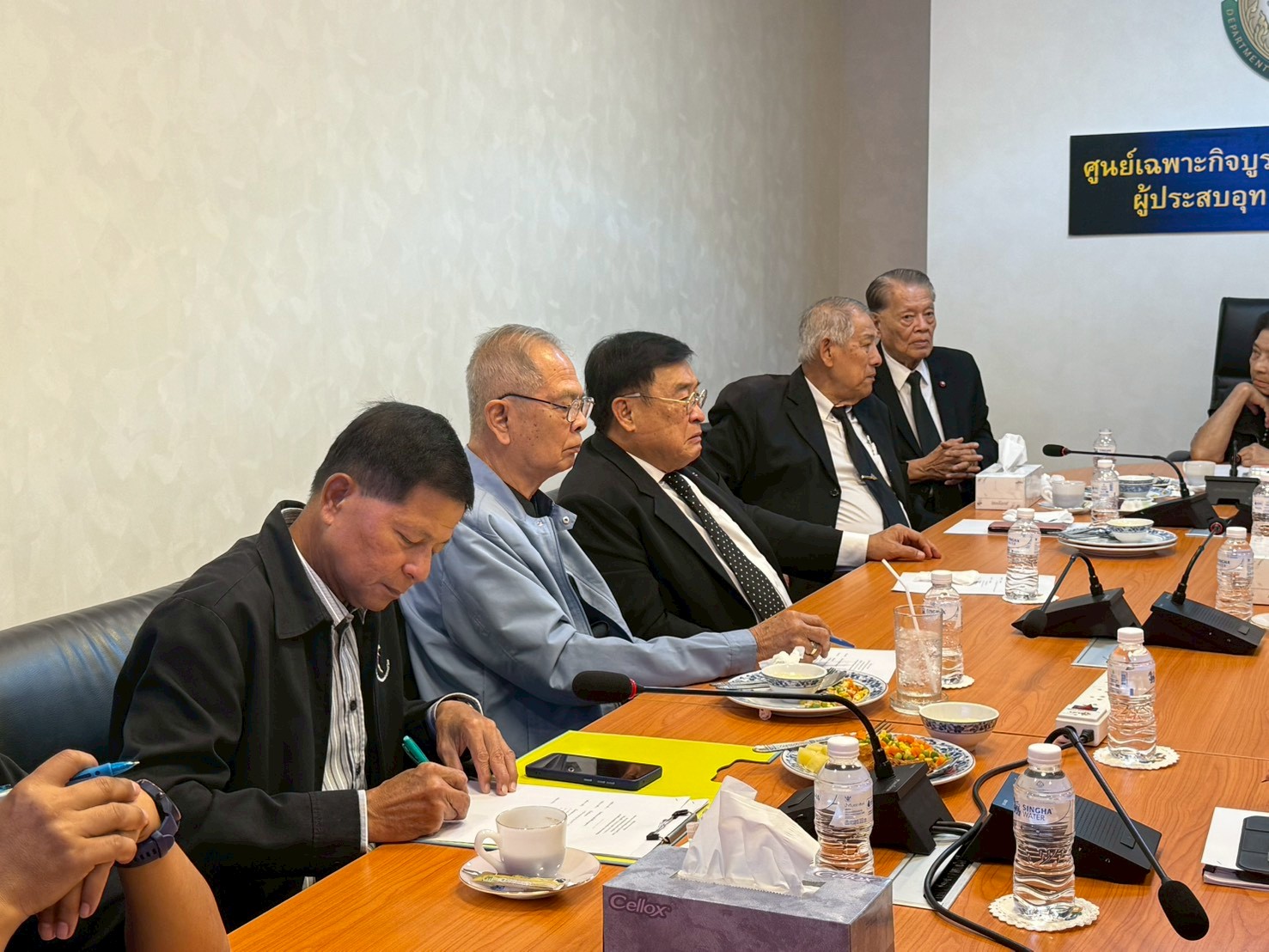 LINE ALBUM 11268 251217 4